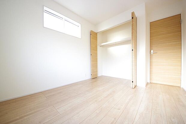 木の質感が優しい床材と豊富な収納が特徴的な、心に温かさを感じる内装です。