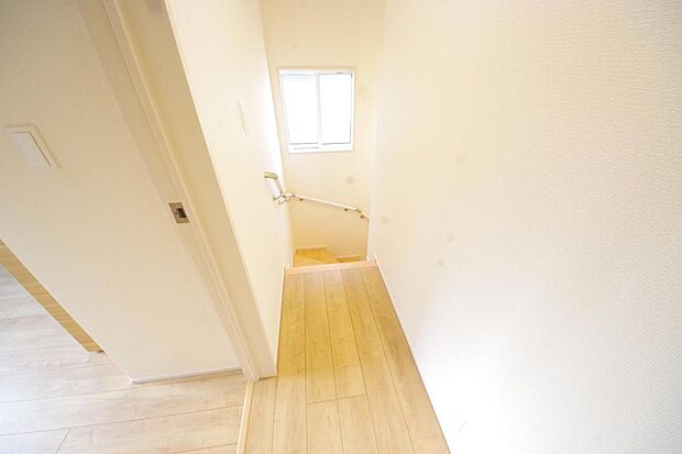 階段には手すりを標準装備することで、お子様やご高齢者の安全性にも配慮しております。