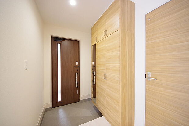 棚板が多く、沢山の靴が収納可能。棚板は稼働可能ですのでブーツやヒールの高い靴も収納でき便利です。