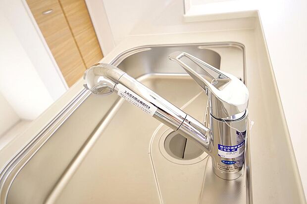 レバー操作一つで水量、温度も調節可能です。また、蛇口には浄水カートリッジも内蔵可能です。