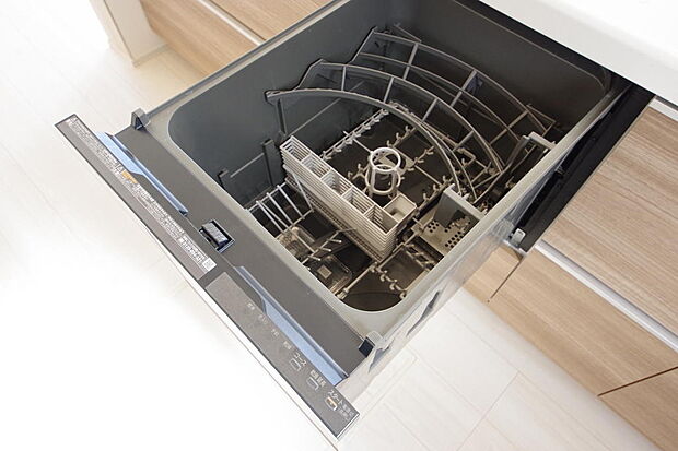 食器の出し入れがしやすいスライド収納タイプの食器洗い乾燥機です。また、節水効果にも優れています。