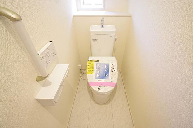 少ない水を有効に使って、汚れも効率よく洗浄します。便器は奥までふちのない掃除がしやすい形状です。