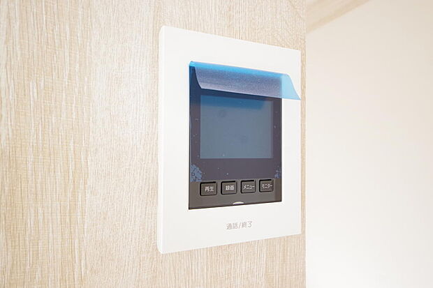 来訪者を映像と音声で確認可能なので、煩わしいセールスにも住戸内で対話可能です。
