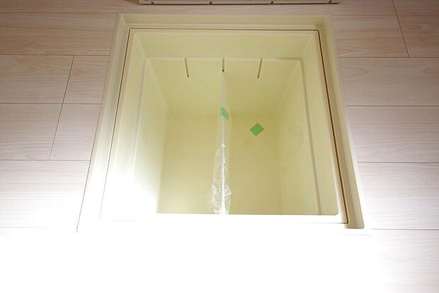 ミネラルウォーター、缶詰、非常食のストックに便利です。空間を有効に利用した収納です。