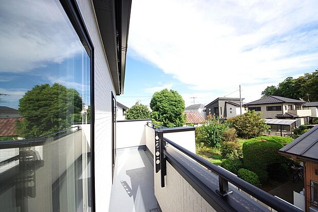 陽光あふれるバルコニーは、たくさんの光を浴びることができるのでお洗濯物やお布団もしっかり干せます。