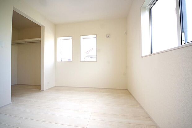 木の質感が優しい床材と豊富な収納が特徴的な、心に温かさを感じる内装です。