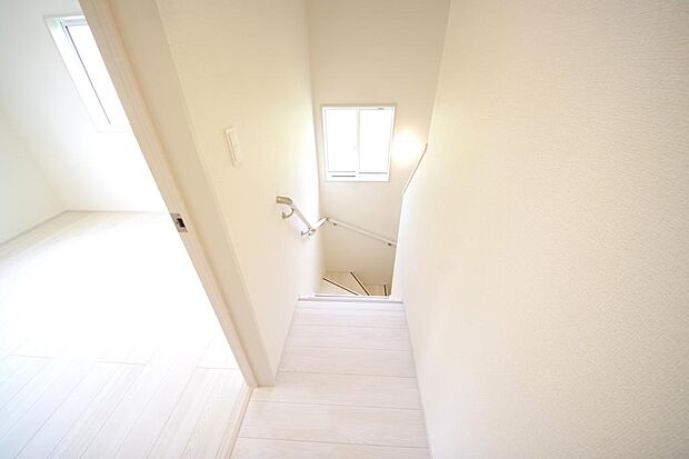 階段には手すりを標準装備することで、お子様やご高齢者の安全性にも配慮しております。
