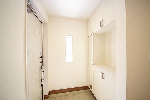 棚板が多く、沢山の靴が収納可能。棚板は稼働可能ですのでブーツやヒールの高い靴も収納でき便利です。