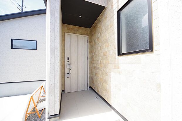 玄関はいわばその邸宅の顔です。だからこそ、迎賓のためにしつらえを細部まで施しました。