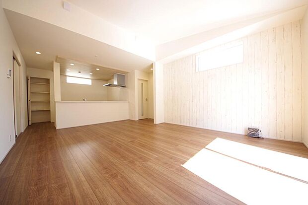 明るい陽光が差し込み開放的なリビング ダイニングを演出し、ゆとりある空間はご満足いただけます。