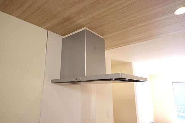 キッチン上部には、ブーツ型の照明付きのレンジフードが標準装備されております。