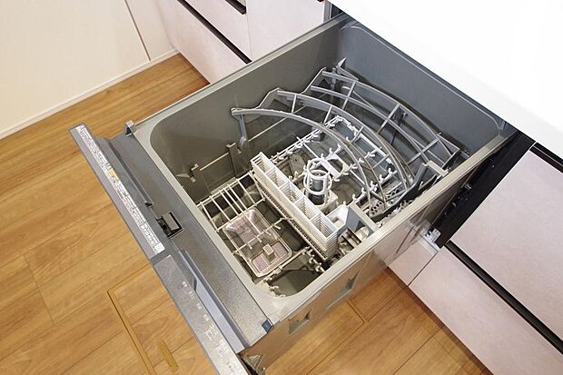 食器の出し入れがしやすいスライド収納タイプの食器洗い乾燥機です。また、節水効果にも優れています。