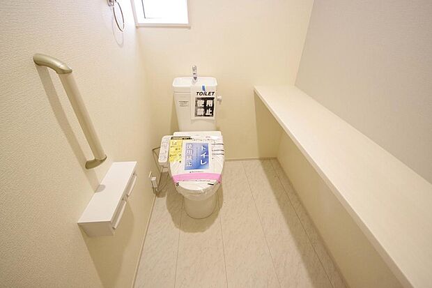 少ない水を有効に使って、汚れも効率よく洗浄します。便器は奥までふちのない掃除がしやすい形状です。