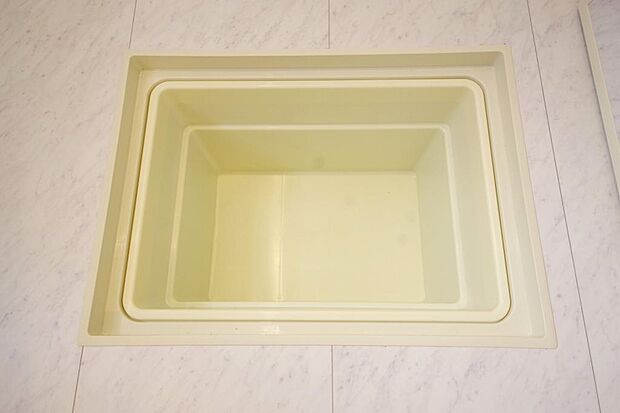 シャンプー リンス 洗剤 柔軟剤等のストックに便利です。空間を有効に利用した収納です。