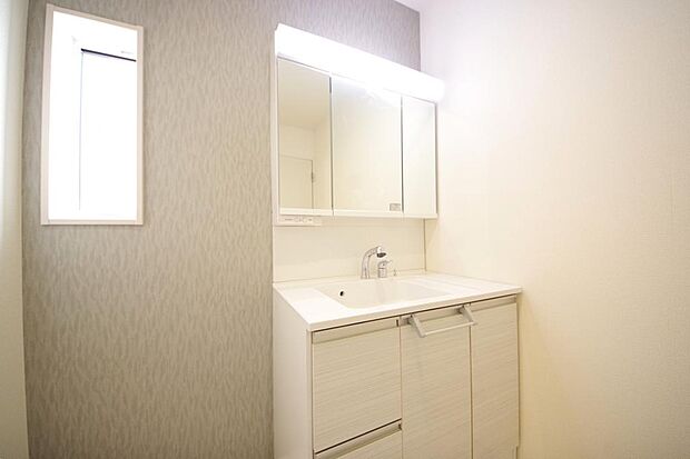 家族全員で利用するパブリックスペースとなりますので、鏡周りの収納ですっきり洗面台がご利用いただけます