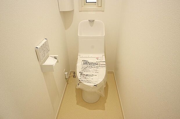 少ない水を有効に使って、汚れも効率よく洗浄します。便器は奥までふちのない掃除がしやすい形状です。