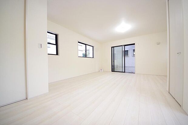 明るい陽光が差し込み開放的なリビング　ダイニングを演出し、ゆとりある空間はご満足いただけます。