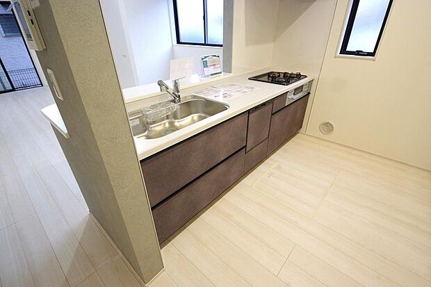 キッチンには耐久性が高く、お手入れも簡単で人工大理石トップを採用して、キッチンを優雅に演出しました。