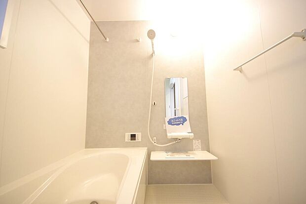 心地よい入浴タイムを追求した大きな浴槽とアクセントパネルで、より高級感が演出されます。