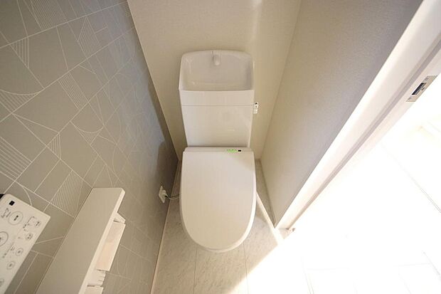 少ない水を有効に使って、汚れも効率よく洗浄します。便器は奥までふちのない掃除がしやすい形状です。