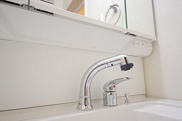 洗面台の給水口はホースが伸びるので朝シャン出来ます。シングルレバーでお湯の温度も楽々調整出来ます。