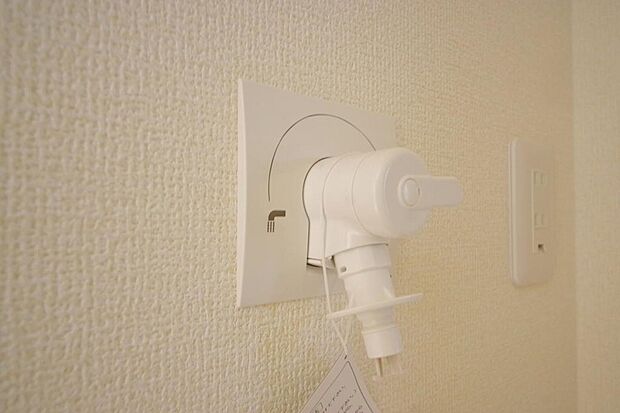 洗濯機用の給水口には蛇口ではなく、全自動洗濯機が設置できる専用の給水口が設置されております。