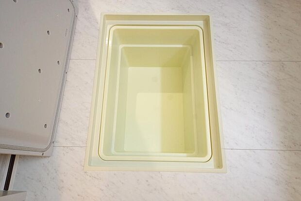 シャンプー　リンス　洗剤　柔軟剤等のストックに便利です。空間を有効に利用した収納です。