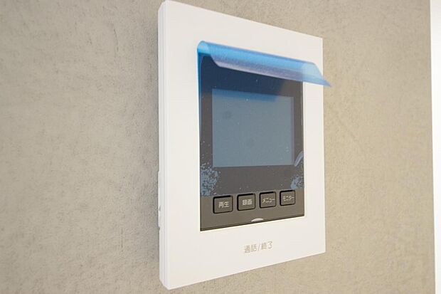 来訪者を映像と音声で確認可能なので、煩わしいセールスにも住戸内で対話可能です。