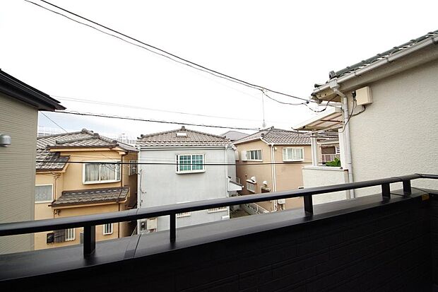 陽光あふれるバルコニーは、たくさんの光を浴びることができるのでお洗濯物やお布団もしっかり干せます。