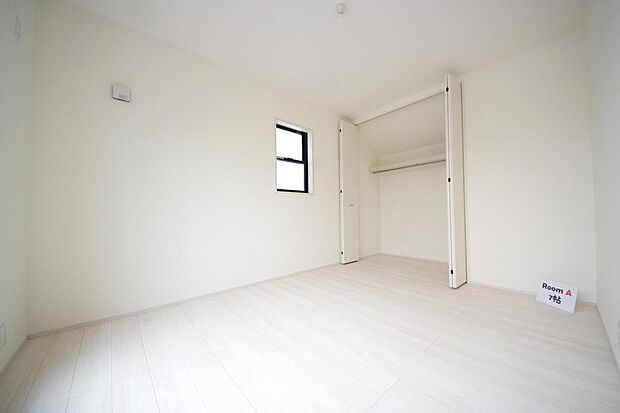 木の質感が優しい床材と豊富な収納が特徴的な、心に温かさを感じる内装です。