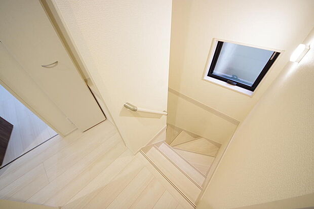 階段には手すりを標準装備することで、お子様やご高齢者の安全性にも配慮しております。