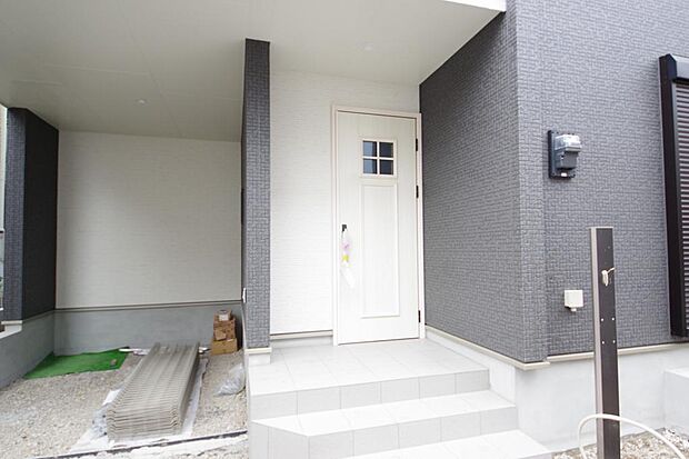 玄関はいわばその邸宅の顔です。だからこそ、迎賓のためにしつらえを細部まで施しました。