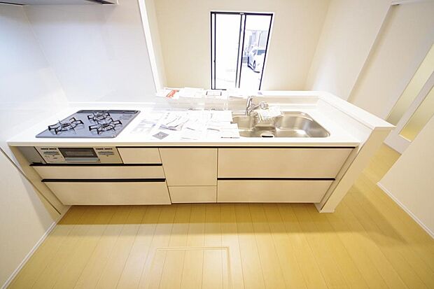 キッチンには耐久性が高く、お手入れも簡単で人工大理石トップを採用して、キッチンを優雅に演出しました。