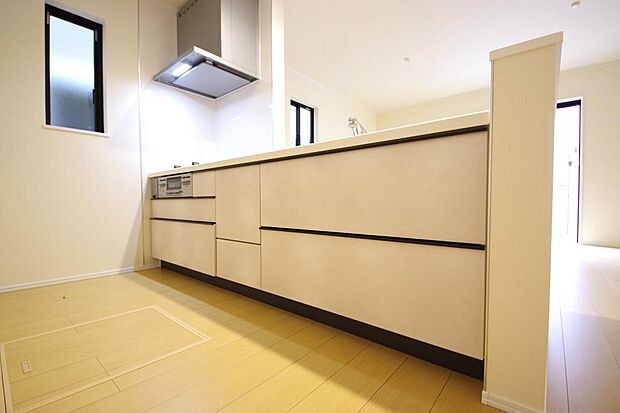 リビング ダイニング全体が見渡せるキッチンは、リビングのお子様の様子を見守りながら家事ができます。