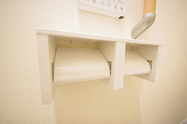 トイレ内のペーパーホルダーは、しっかりとした押さえ付き横型ダブルホルダーが標準装備されています。