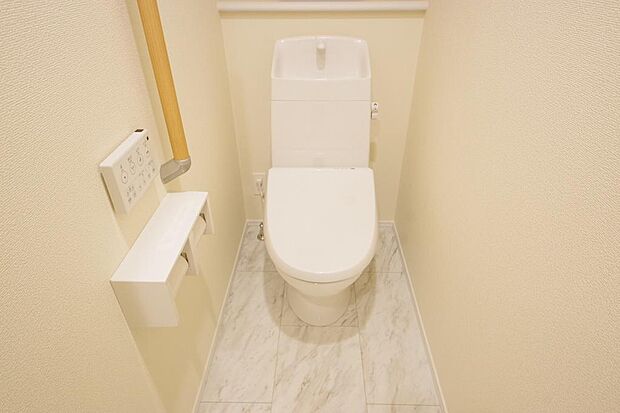 少ない水を有効に使って、汚れも効率よく洗浄します。便器は奥までふちのない掃除がしやすい形状です。