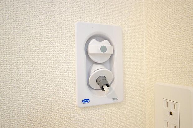 洗濯機用の給水口には蛇口ではなく、全自動洗濯機が設置できる専用の給水口が設置されております。