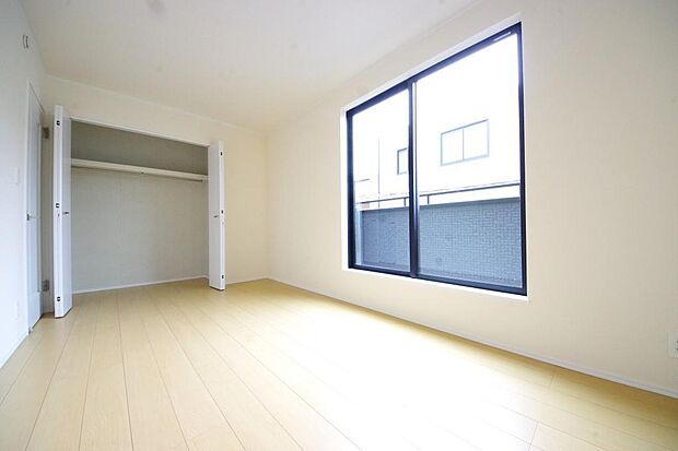 木の質感が優しい床材と豊富な収納が特徴的な、心に温かさを感じる内装です。