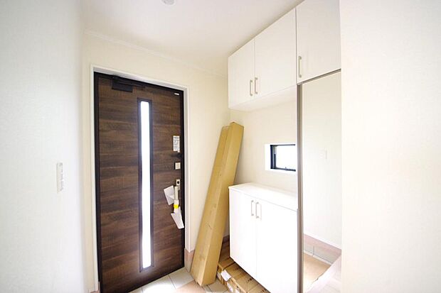 棚板が多く、沢山のの靴が収納可能。棚板は稼働可能ですのでブーツやヒールの高い靴も収納でき便利です。