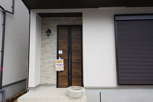 玄関はいわばその邸宅の顔です。だからこそ、迎賓のためにしつらえを細部まで施しました。