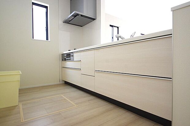 リビング　ダイニング全体が見渡せるキッチンは、リビングのお子様の様子を見守りながら家事ができます。