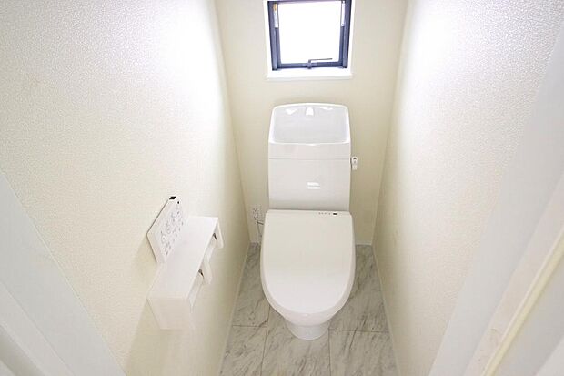 少ない水を有効に使って、汚れも効率よく洗浄します。便器は奥までふちのない掃除がしやすい形状です。