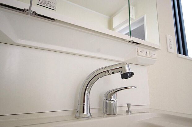 洗面台の給水口はホースが伸びるので朝シャン出来ます。シングルレバーでお湯の温度も楽々調整出来ます。