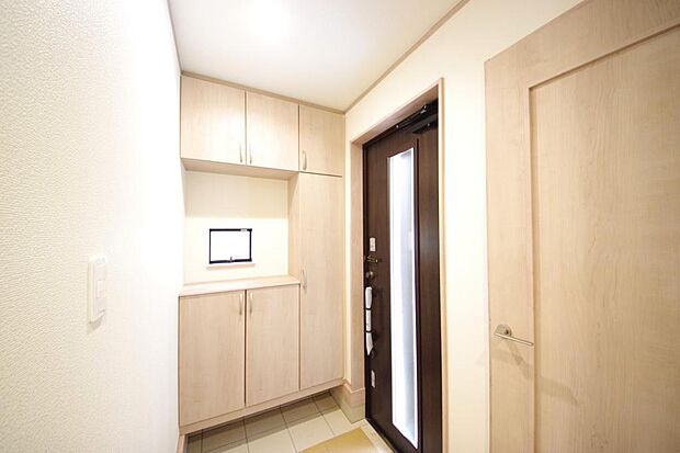 棚板が多く、沢山のの靴が収納可能。棚板は稼働可能ですのでブーツやヒールの高い靴も収納でき便利です。