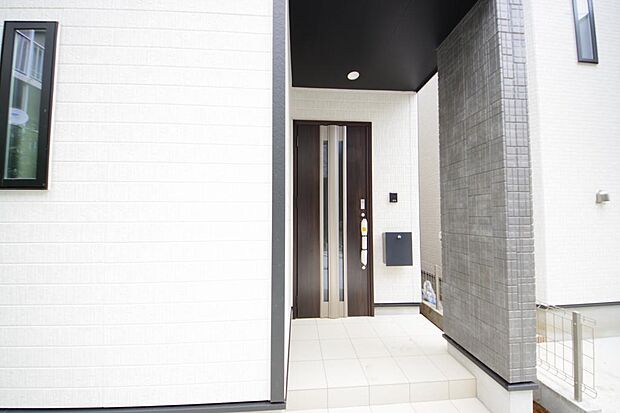 玄関はいわばその邸宅の顔です。だからこそ、迎賓のためにしつらえを細部まで施しました。