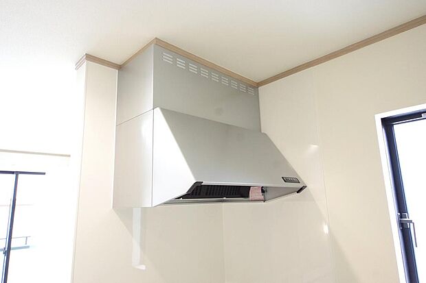 キッチン上部には、スッキリとしたスリム型レンジフードが標準装備されております。