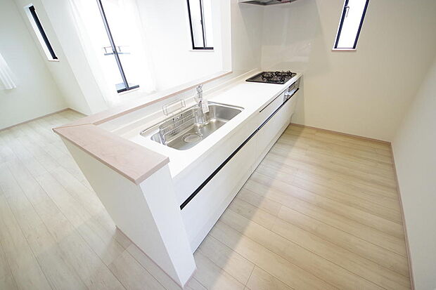キッチンには耐久性が高く、お手入れも簡単で人工大理石トップを採用して、キッチンを優雅に演出しました。