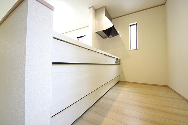 リビング　ダイニング全体が見渡せるキッチンは、リビングのお子様の様子を見守りながら家事ができます。