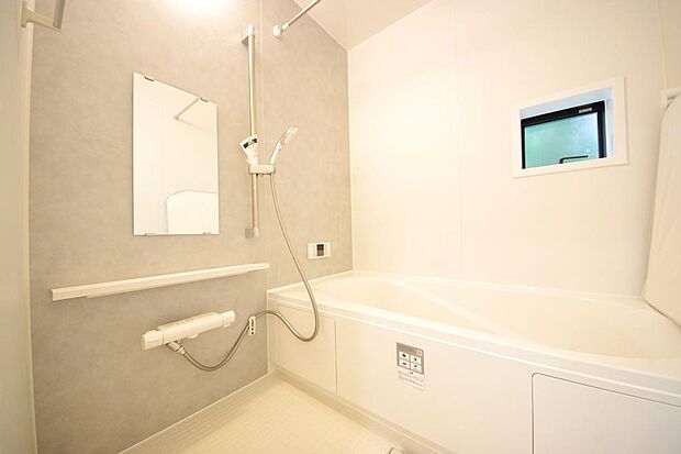 心地よい入浴タイムを追求した大きな浴槽とアクセントパネルで、より高級感が演出されます。