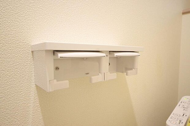 トイレ内のペーパーホルダーは、しっかりとした押さえ付き横型ダブルホルダーが標準装備されています。